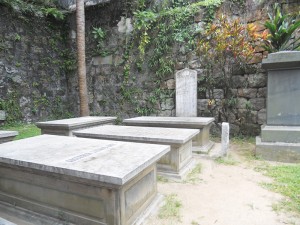 馬禮遜一家四口長眠於此。墓前小石柱，是為夭折長子補立；墓旁中文石碑，為後人所立。