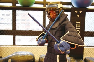 為 安 全 起 見 , 魔 杖 比 賽 中 , 參 賽 者 都 需 穿 上 頭 盔 、 護 身  甲 和 護 手 甲