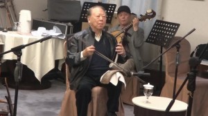 李 和 聲 與 票 友 在 上 海  總 會 會 所 練 習 。
