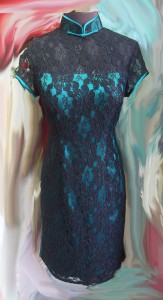  這件旗袍圓領配合前襟，混合蕾絲和絲綢製成。