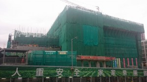興 建 中 的 青 衣 第 四 區 體 育 館 , 位 於 青 衣 涌 美 路 。